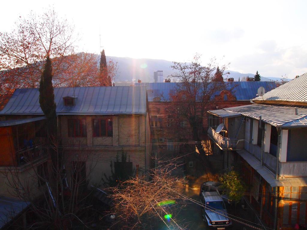 Green Stairs Guest House Tbilisi Bagian luar foto