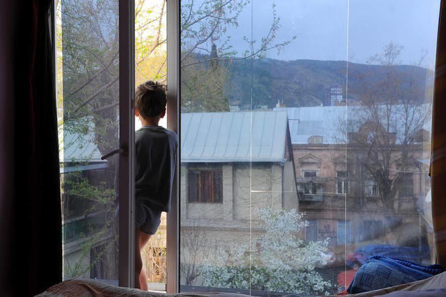 Green Stairs Guest House Tbilisi Bagian luar foto