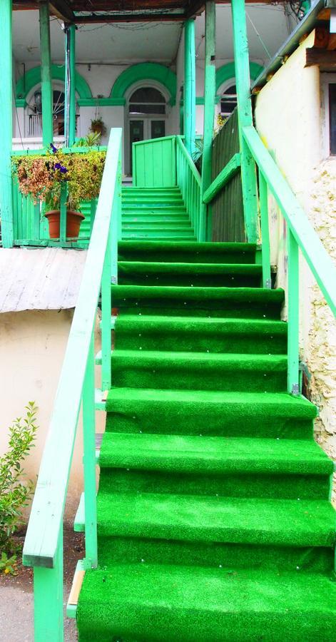Green Stairs Guest House Tbilisi Bagian luar foto